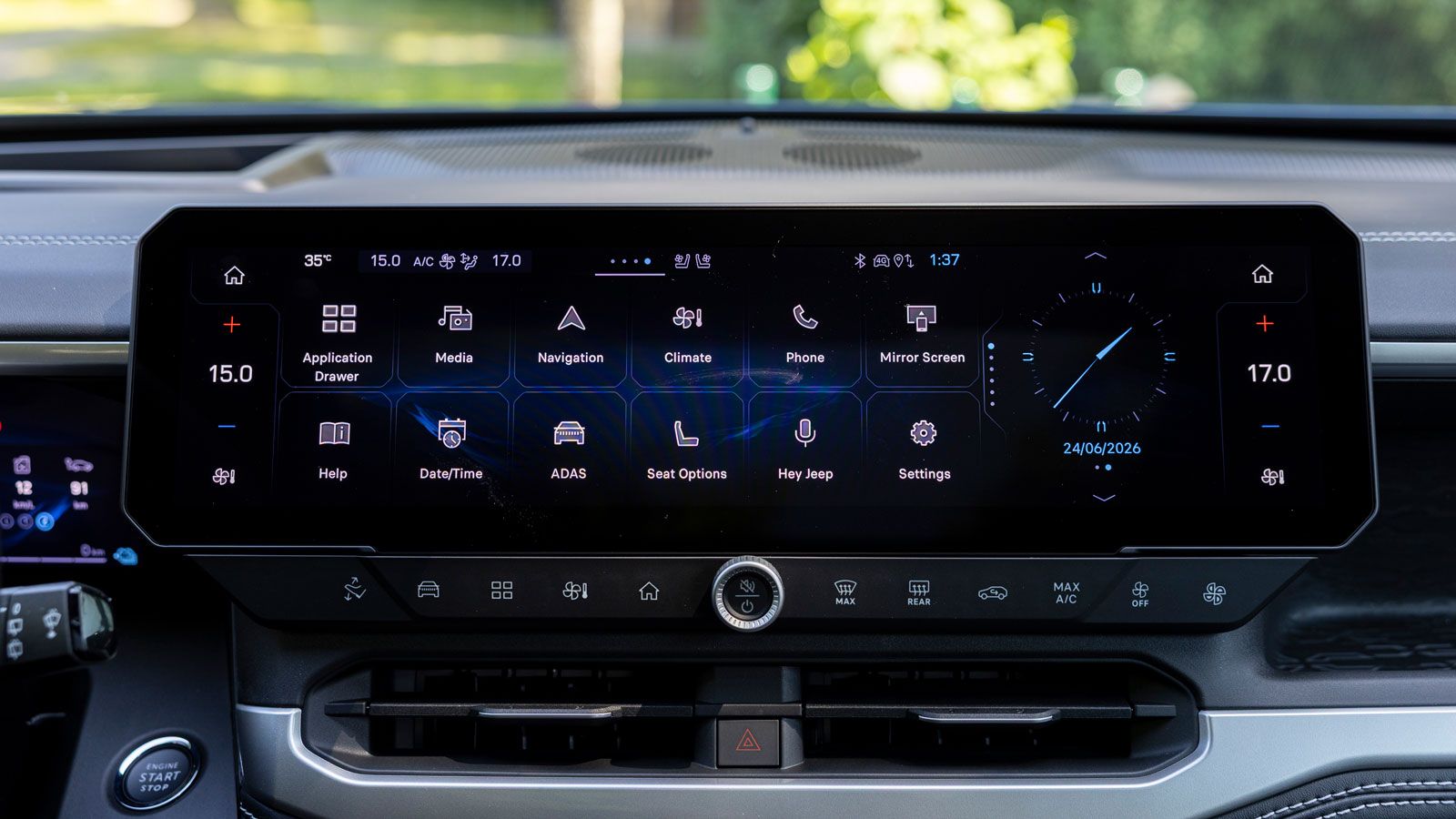 Στο Compass PHEV, κάτω αριστερά, υπάρχει πλήκτρο αναγεννητικής πέδησης, για πιο έντονο φρενάρισμα στο άφημα του γκαζιού.