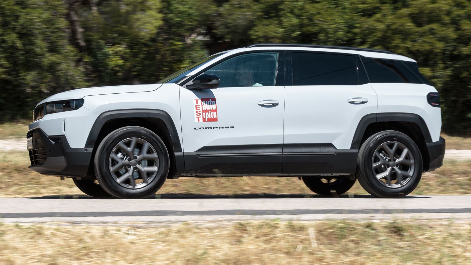 Η τελική απόδοση του Jeep Compass e-Hybrid είναι στα 145 άλογα τα οποία προέρχονται από τον γνωστό 1.200άρη PureTech τούρμπο κινητήρα, ο οποίος συνεργ