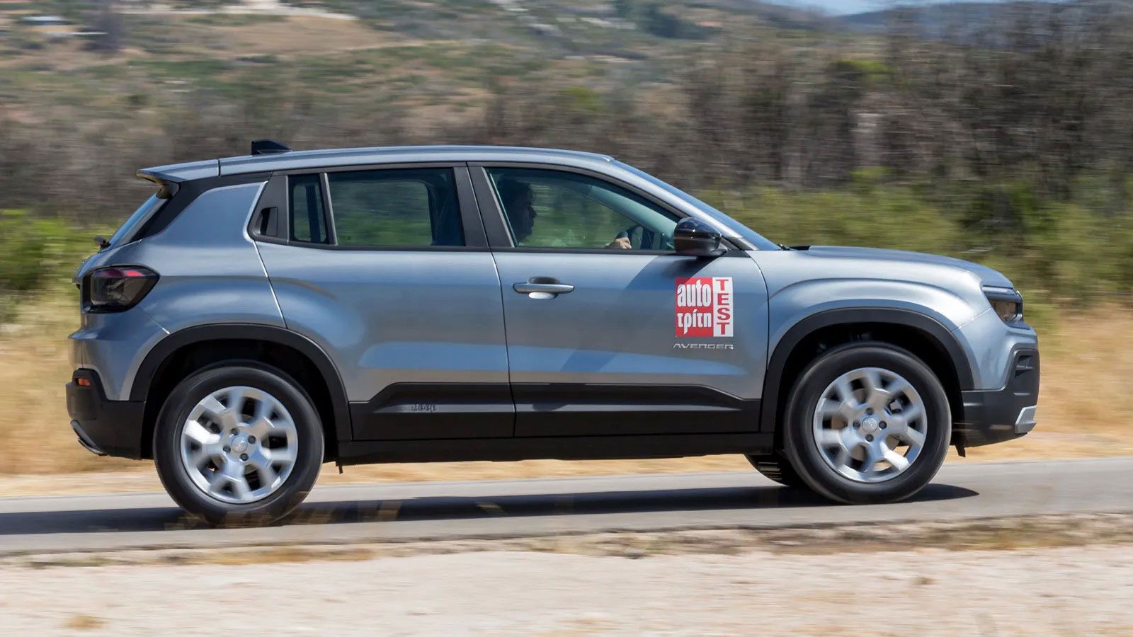 Στο Avenger e-hybrid των 110 ίππων σηκώνοντας το πόδι από το γκάζι σβήνει ο κινητήρας και το αυτοκίνητο μπαίνει σε λειτουργία ελεύθερης κύλισης, στοιχ