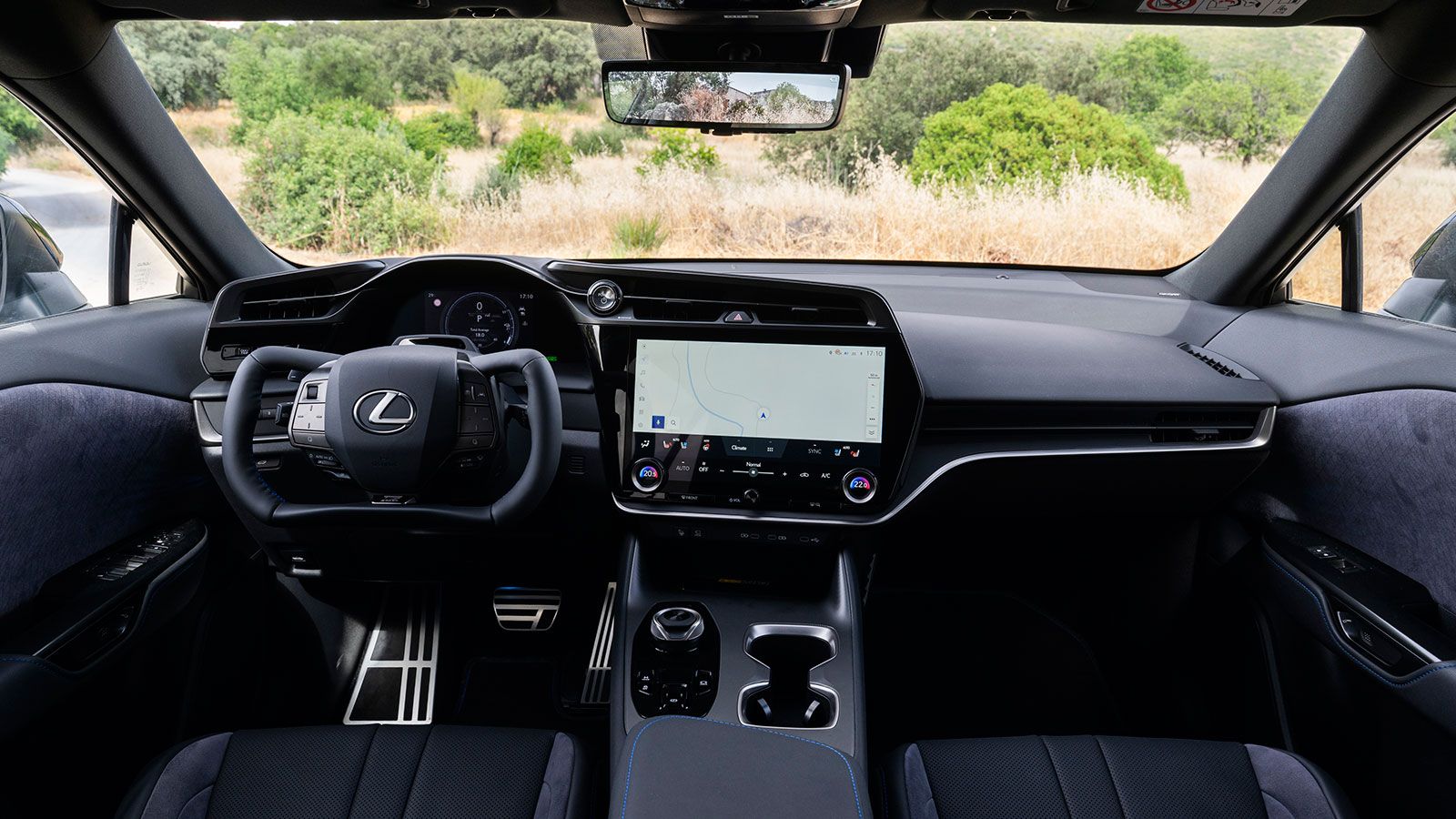 Το εσωτερικό του Lexus RZ είναι έντονα premium και high-tech σε εικόνα και εξοπλισμό.