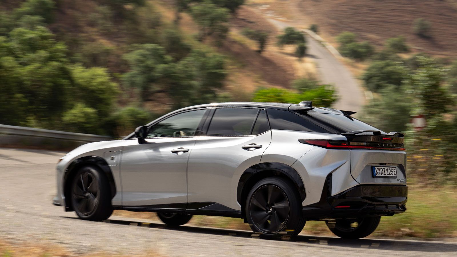 To Lexus RZ έχει εκδόσεις με 224, 380 και 408 ίππους στην κορυφαία έκδοση F Sport, με τις δύο τελευταίες να είναι τετρακίνητες.