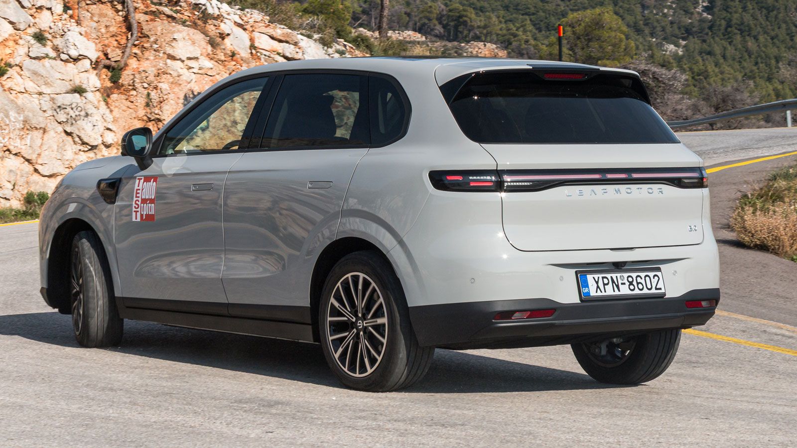 Σε πιο σβέλτους ρυθμούς το Leapmotor B10 Pro Max έχει ικανή μηχανική πρόσφυση από τα Linglong Sport Master, δίχως να αιφνιδιάζει με άτσαλες ή απρόβλεπ