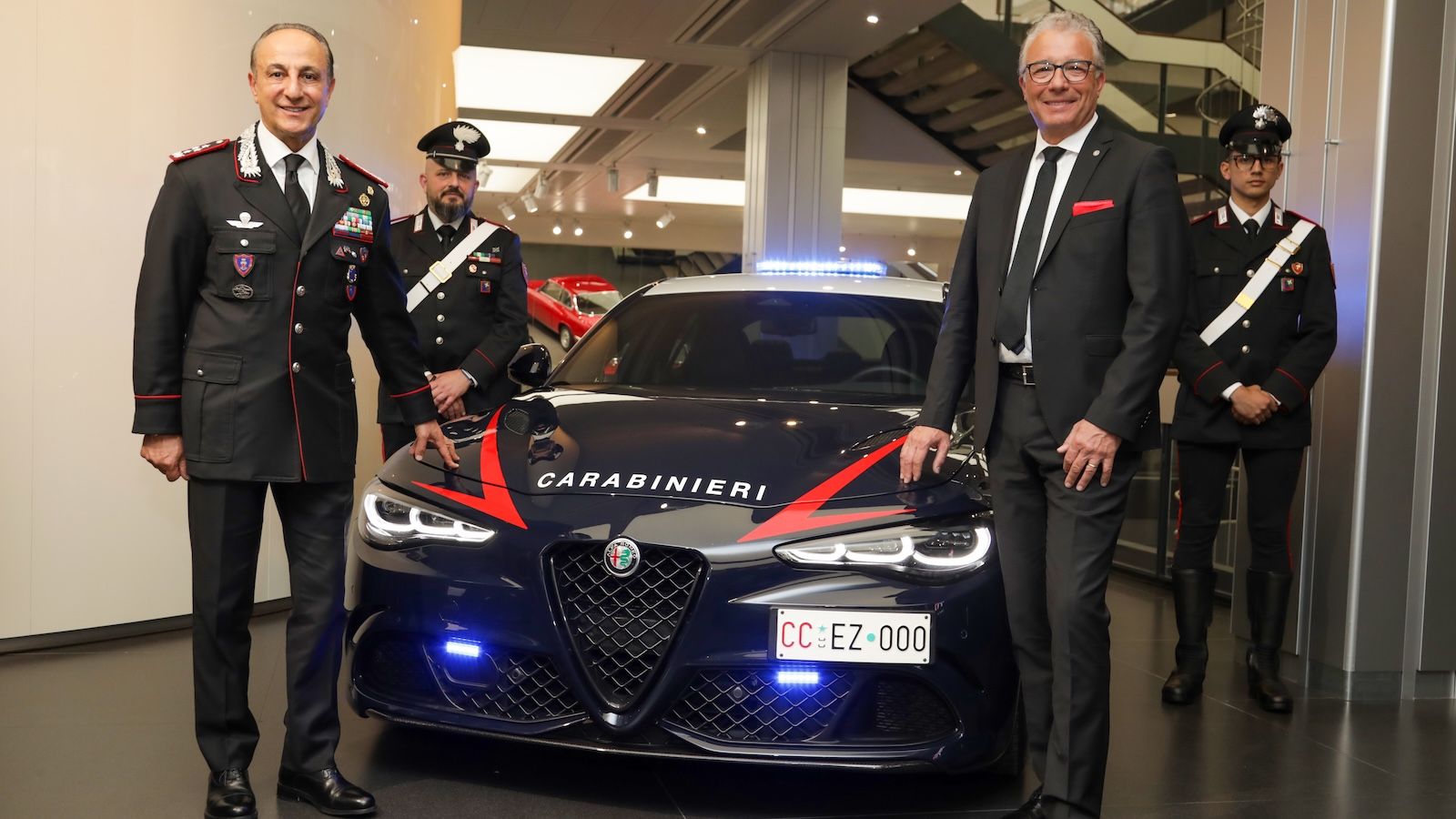 Η σχέση μεταξύ της Alfa Romeo και των Carabinieri δεν είναι απλώς μια εμπορική συμφωνία είναι ένας «δεσμός» που μετρά 75 χρόνια προσφοράς στην ιταλική