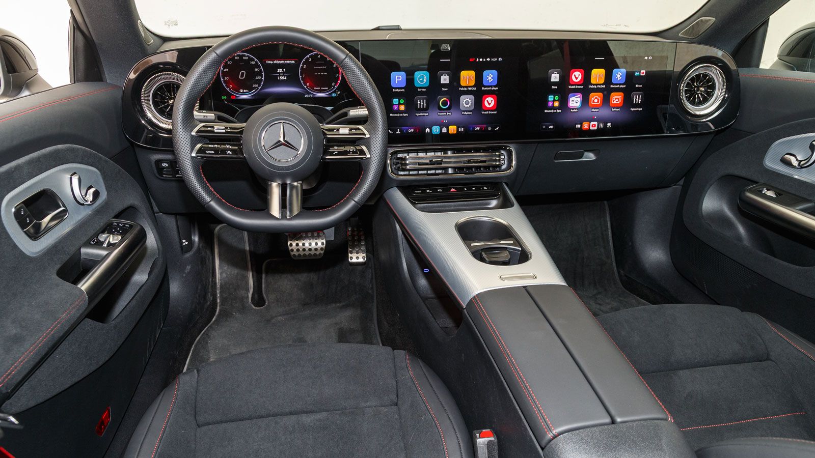 H MBUX Superscreen που είδαμε και στη δοκιμή της νέας Mercedes CLA 200 Hybrid είναι βασικός εκφραστής των ψηφιακών δυνατοτήτων που φέρνει το MB.OS.