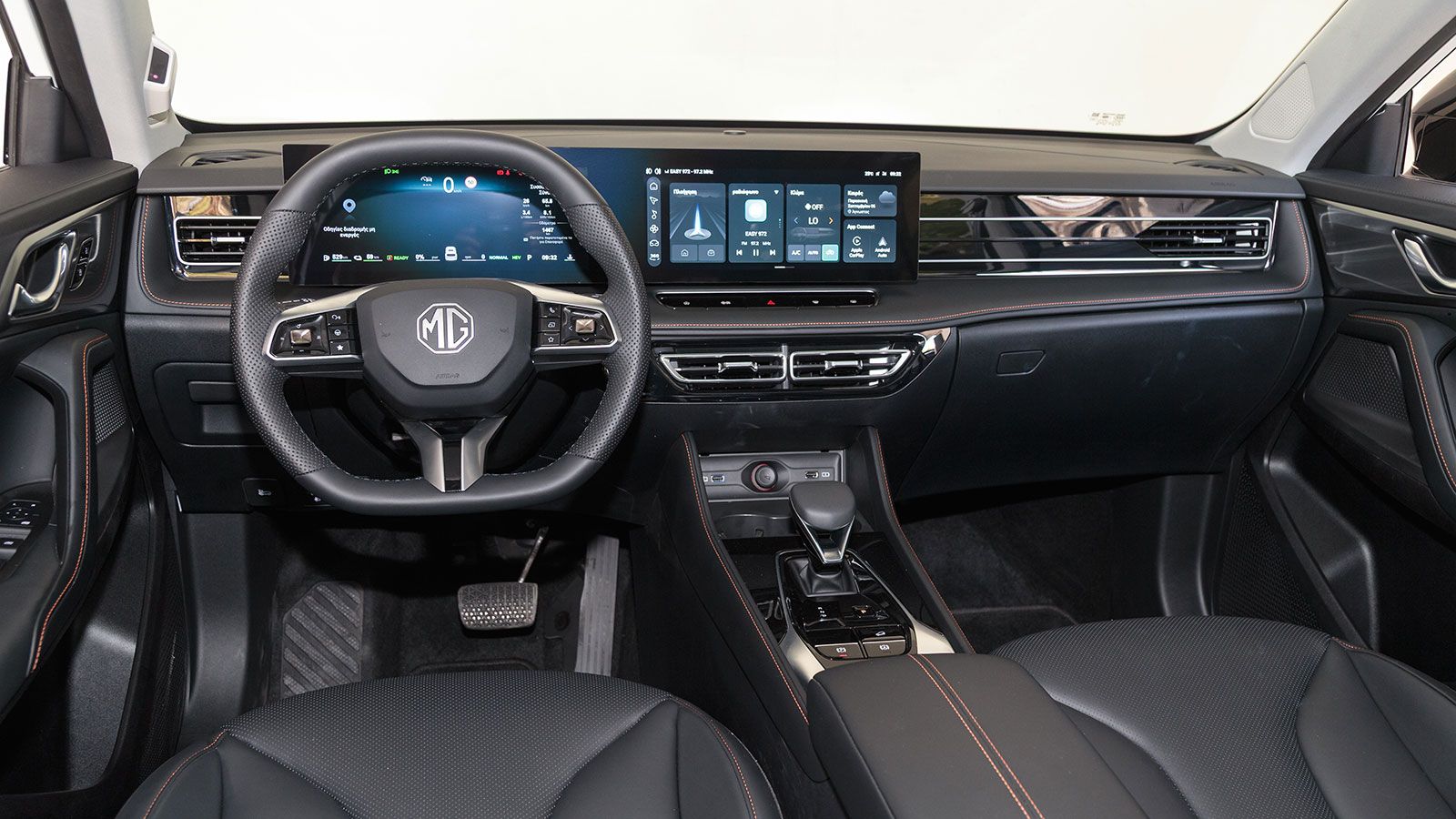 Το εσωτερικό του MG HS PHEV είναι πολύ καλό ποιοτικά και σύγχρονο σε εικόνα και στοιχεία, ενώ διακρίνεται και για την ευρυχωρία του.