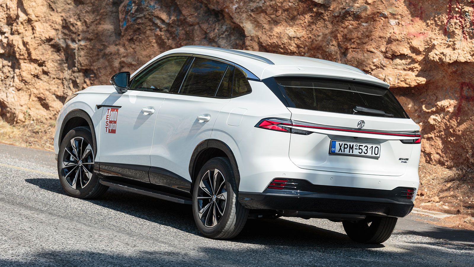 Στο δρόμο το MG HS PHEV αποδεικνύεται ιδιαίτερα ευχάριστο και αποτελεσματικό και στη γρήγορη οδήγηση, ενώ πιστό στην οικογενειακή του ταυτότητα προσφέ