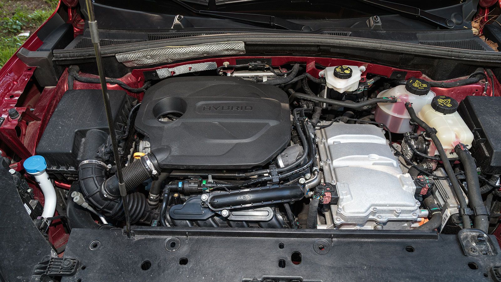 Το υβριδικό σύνολο του MG ZS Max Hybrid+ προσφέρει πολύ καλές επιδόσεις και χαμηλές τιμές κατανάλωσης, ενώ διακρίνεται και για τον πολιτισμένο του χαρ