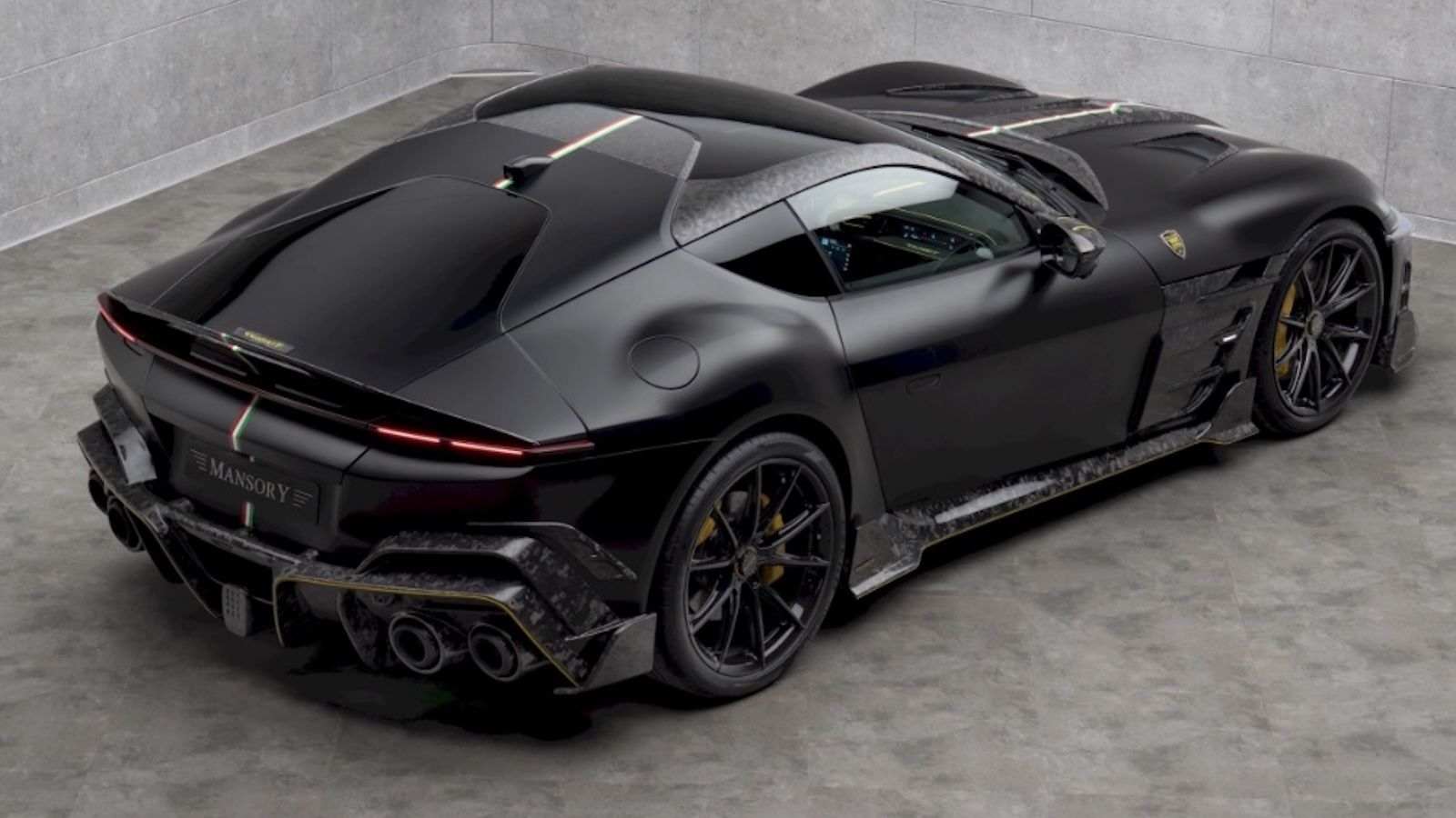 Η Mansory έχει επανασχεδιάσει πλήρως το εξωτερικό.