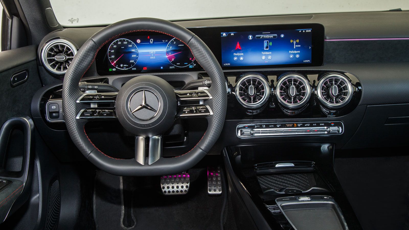 Το infotainment MBUX της Mercedes A200 ενσωματώνει το σύστημα πλοήγησης Connectivity Plus, το οποίο παρέχει δεδομένα χαρτών σε πραγματικό χρόνο, βελτι