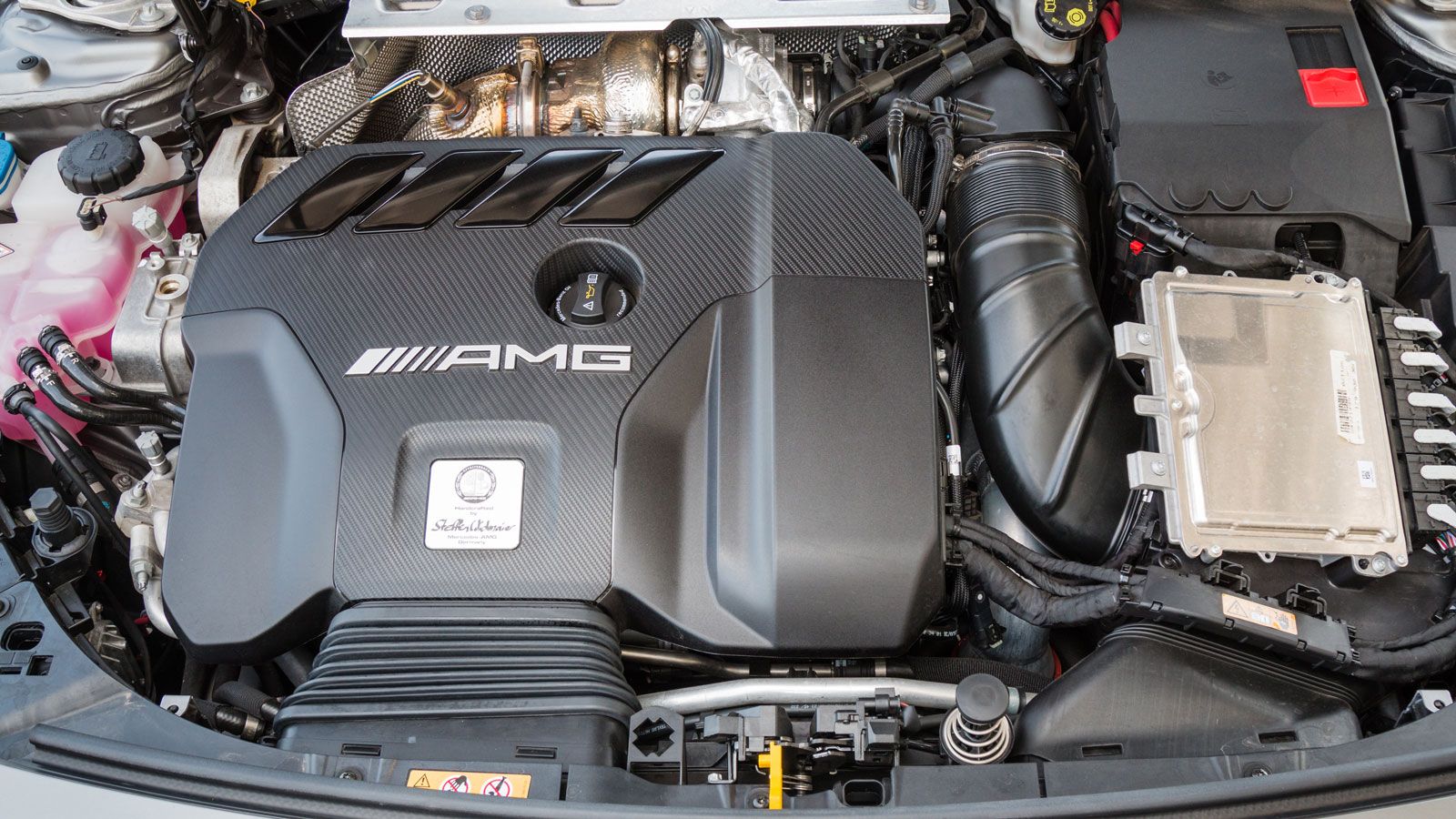 Κάτω από το καπό της κορυφαίας Mercedes-AMG A 45 S 4MATIC+ βρίσκουμε τον 2λιτρο 4κύλινδρο βενζινοκινητήρα M139 απόδοσης 421 ίππων, ο οποίος ενσωματώνε