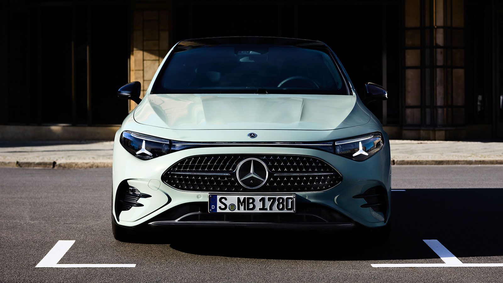 Μικρές είναι οι σχεδιαστικές διαφορές της CLA Hybrid συγκριτικά με την ηλεκτρική έκδοση EQ Technology. Η πιο σημαντική έχει να κάνει με τη μάσκα, όπου