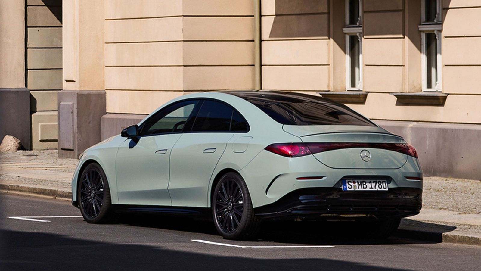 Στο στάνταρ εξοπλισμό της Mercedes CLA Hybrid θα δούμε αερανάρτηση άνεσης με ελατήρια από χάλυβα, η οποία περιλαμβάνει έναν πρόσφατα εξελιγμένο εμπρός