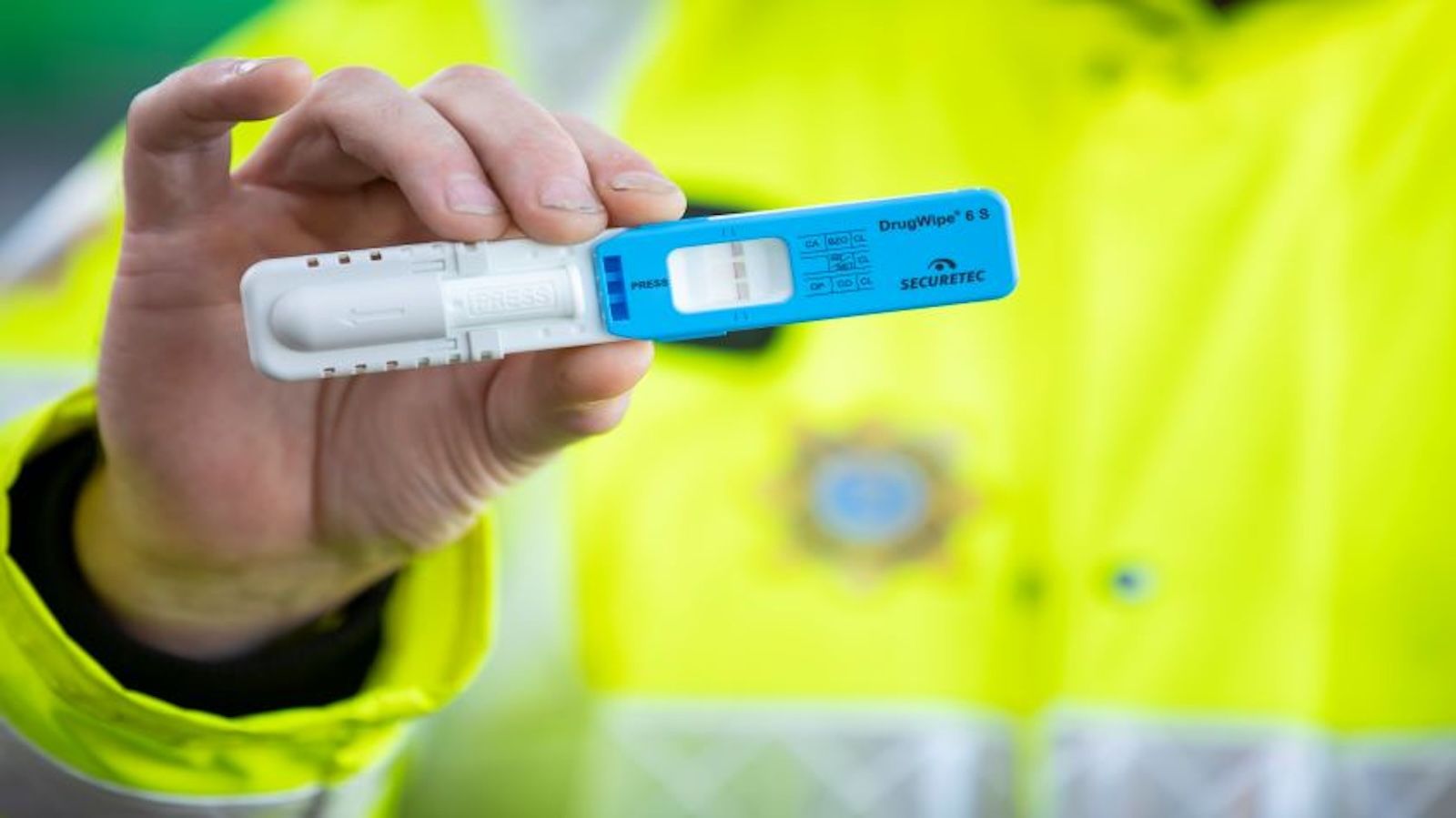 Το νέο drug test σάλιου, όπως έχει περιγραφεί, βασίζεται σε λήψη δείγματος σιέλου με μια απλή μπατονέτα που τοποθετείται στο στόμα.