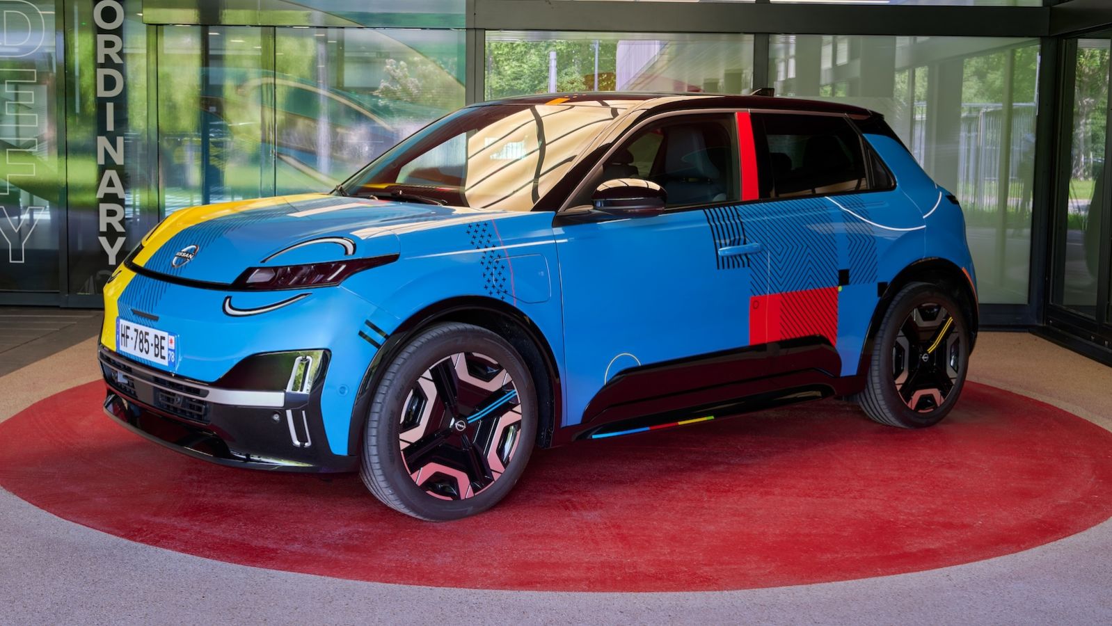 Η Nissan δημιούργησε ένα πραγματικό πρωτότυπο του νέου Micra που φέρει τα συγκεκριμένα γραφικά, το οποίο εκτίθεται στις εγκαταστάσεις της Nissan Autom