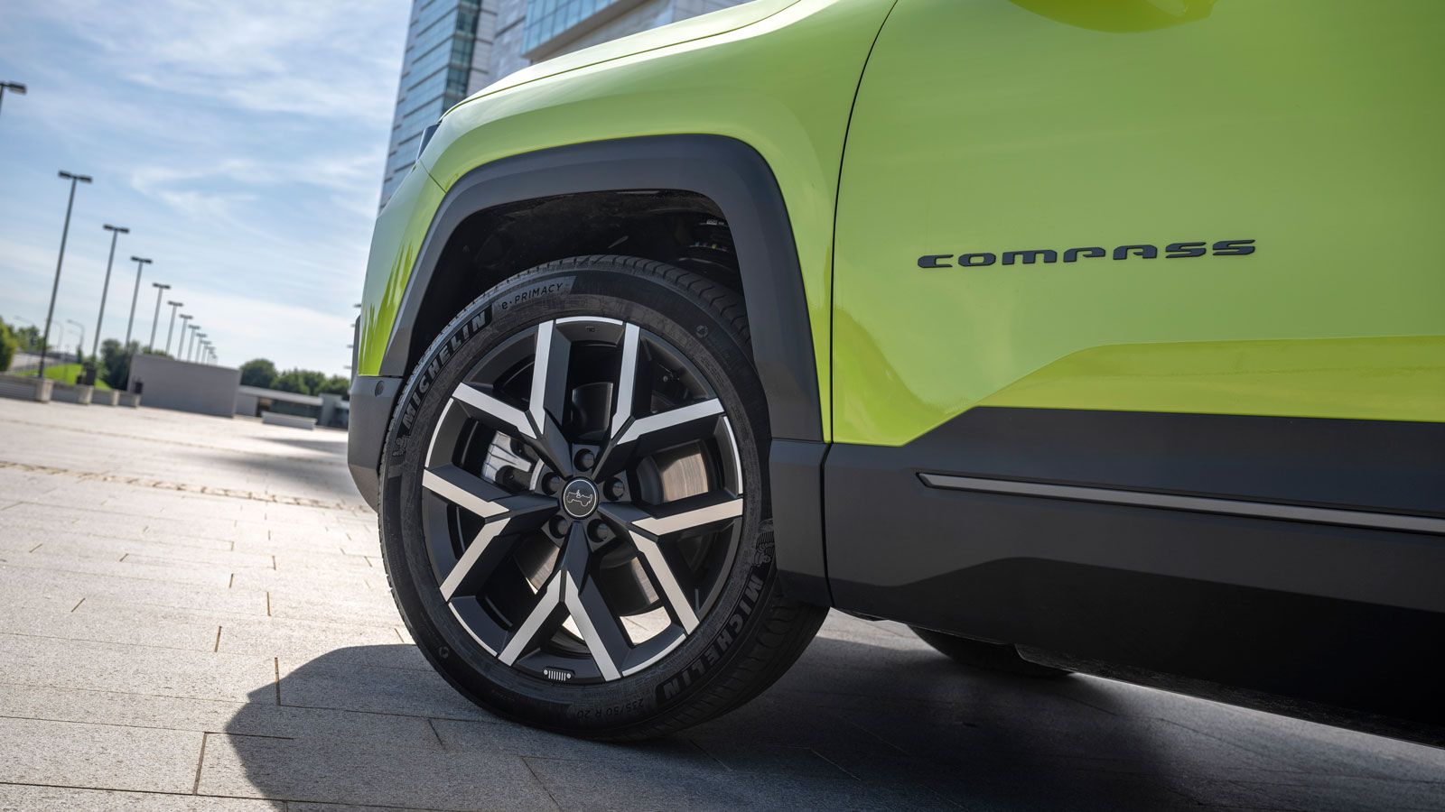 Σύμφωνα με όσα αναφέρει η Jeep το νέο Compass έχει σχεδιαστεί με στοιχεία όπως ενισχυμένους προφυλακτήρες, προστατευτικό anti-scratch υλικό και καλύτε