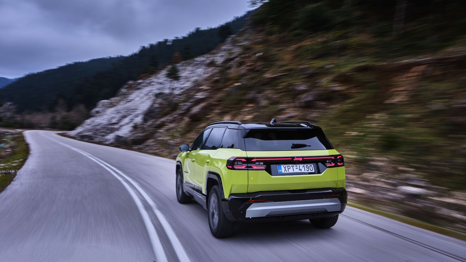 Το νέο Jeep Compass στην Ελλάδα είναι μια νέα γενιά, με συνολική αναβάθμιση σε χώρους, τεχνολογία και εξηλεκτρισμό, διατηρώντας την τιμή εκκίνησης σε 