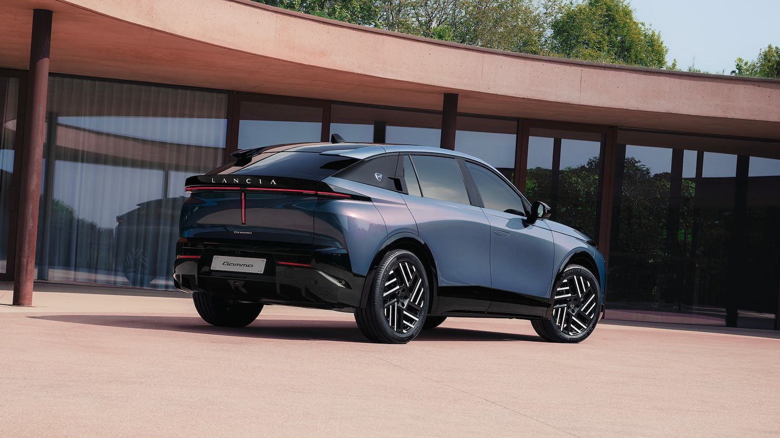 Σχεδιαστικά, υιοθετεί τη φιλοσοφία ενός crossover fastback, που θυμίζει το Peugeot 3008, αλλά διαφοροποιείται συνδυάζοντας τις κομψές, ρέουσες γραμμές