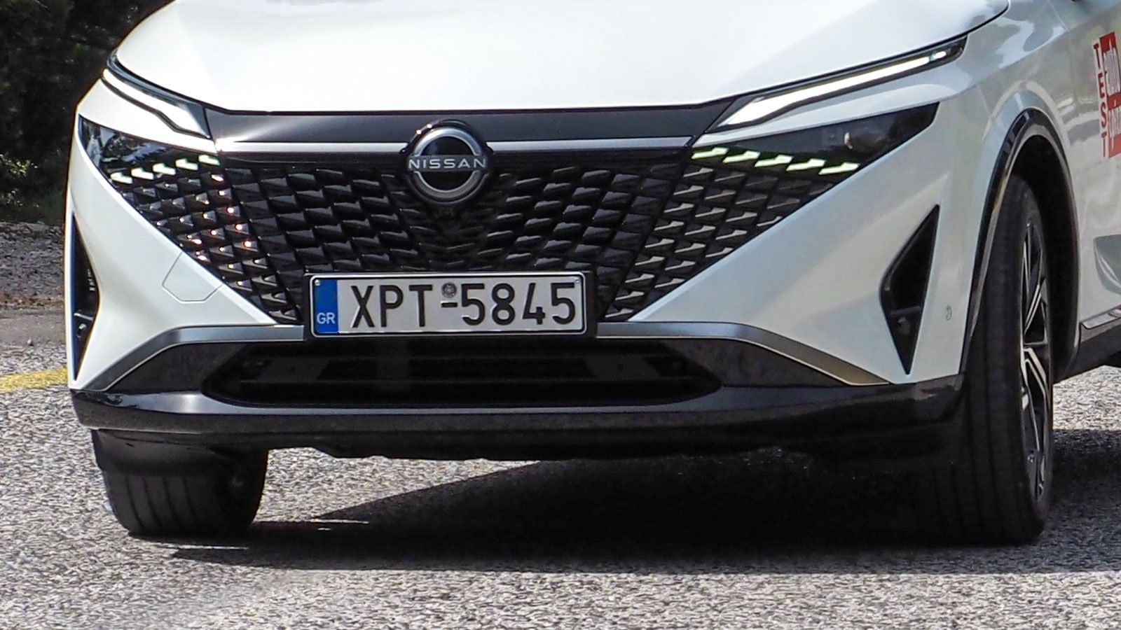 Το Qashqai έχει μια αρκετά δυναμική και μοντέρνα εμφάνιση που δεν περνάει απαρατήρητη. Ξεχωρίζει η νέα μάσκα που έχει εμπνευστεί από… πανοπλία Ι