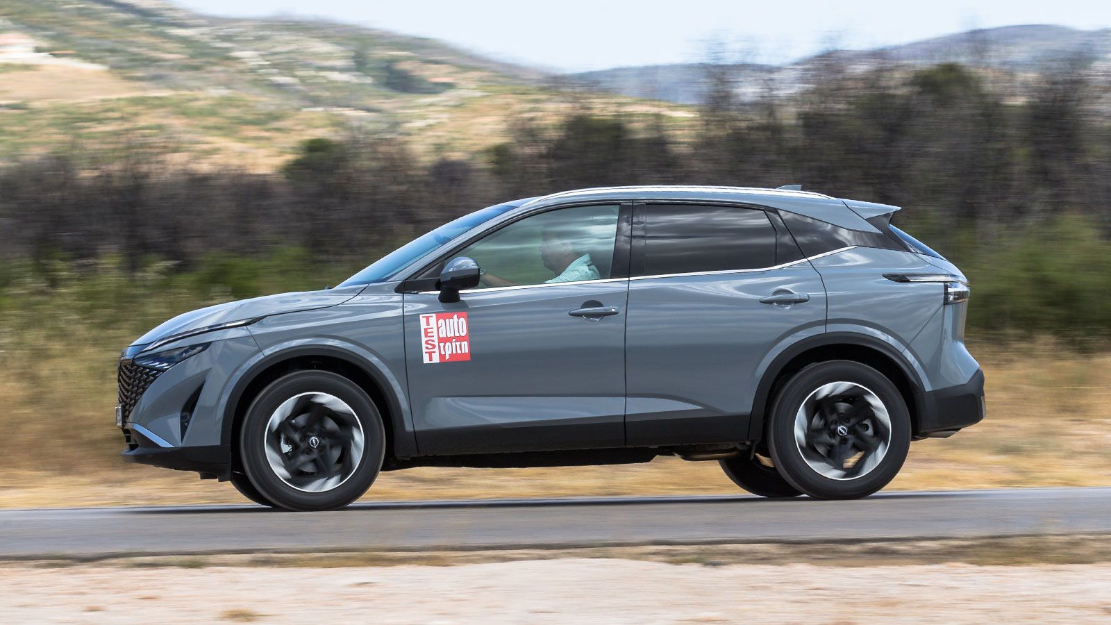 Το Qashqai είναι διαθέσιμο σε δικίνητες και τετρακίνητες εκδόσεις, με χειροκίνητο ή αυτόματο κιβώτιο αλλά και με στην high-tech υβριδική του έκδοση e-