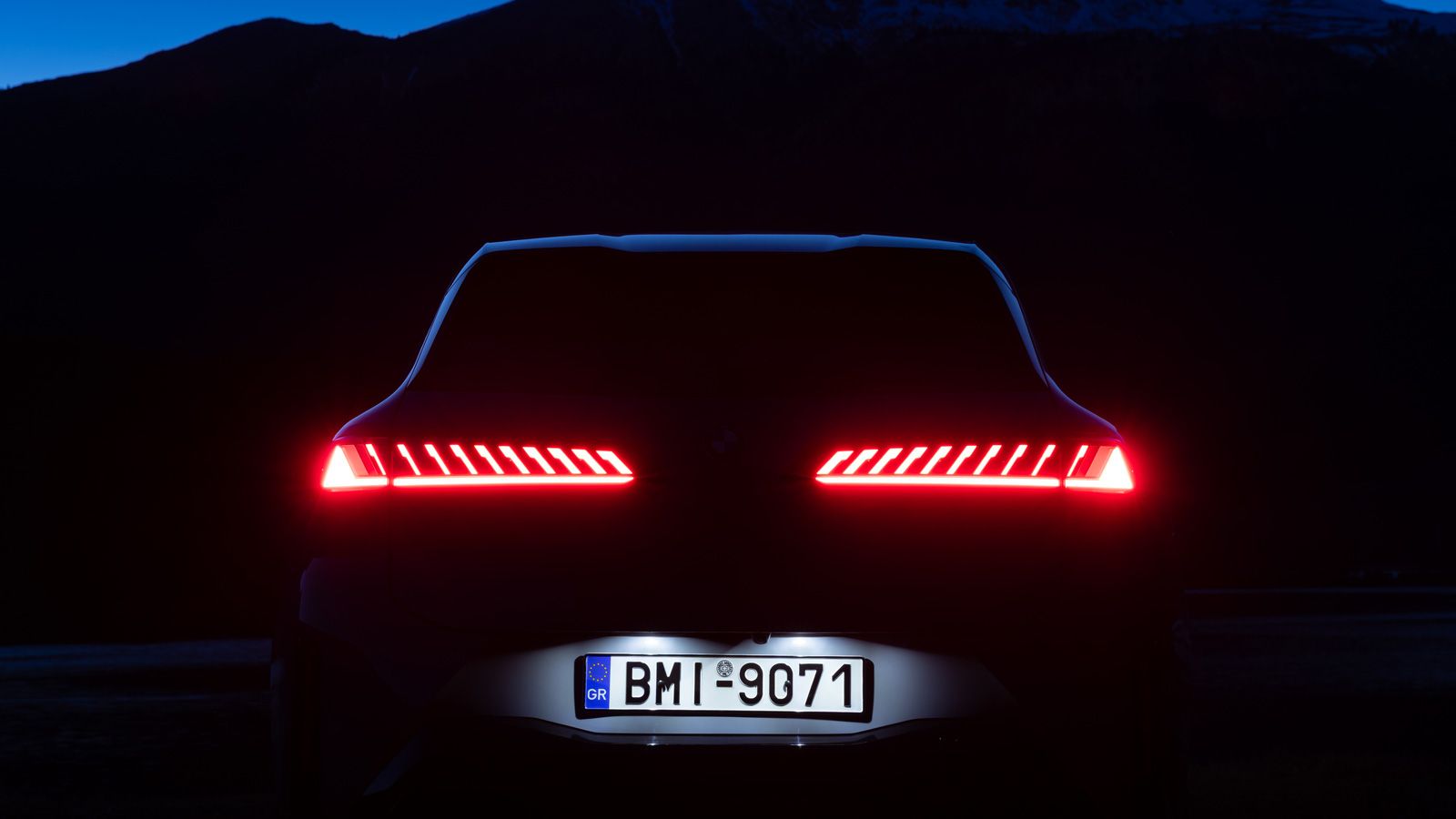 Το επιβλητικό σύνολο της BMW iX3 ξεχωρίζει για το δυναμισμό, αλλά κυρίως για την έμφαση στην αεροδυναμική: Ο συντελεστής οπισθέλκουσας Cd 0,24 είναι π