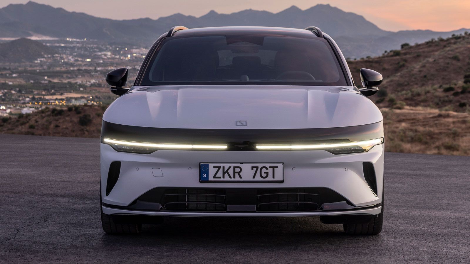 Στη μάσκα του Zeekr 7GT το χαμηλό καπό τύπου clamshell βελτιστοποιεί τη ροή του αέρα, ενώ τα εξαιρετικά λεπτά Matrix LED φωτιστικά σώματα, διαθέσιμα α