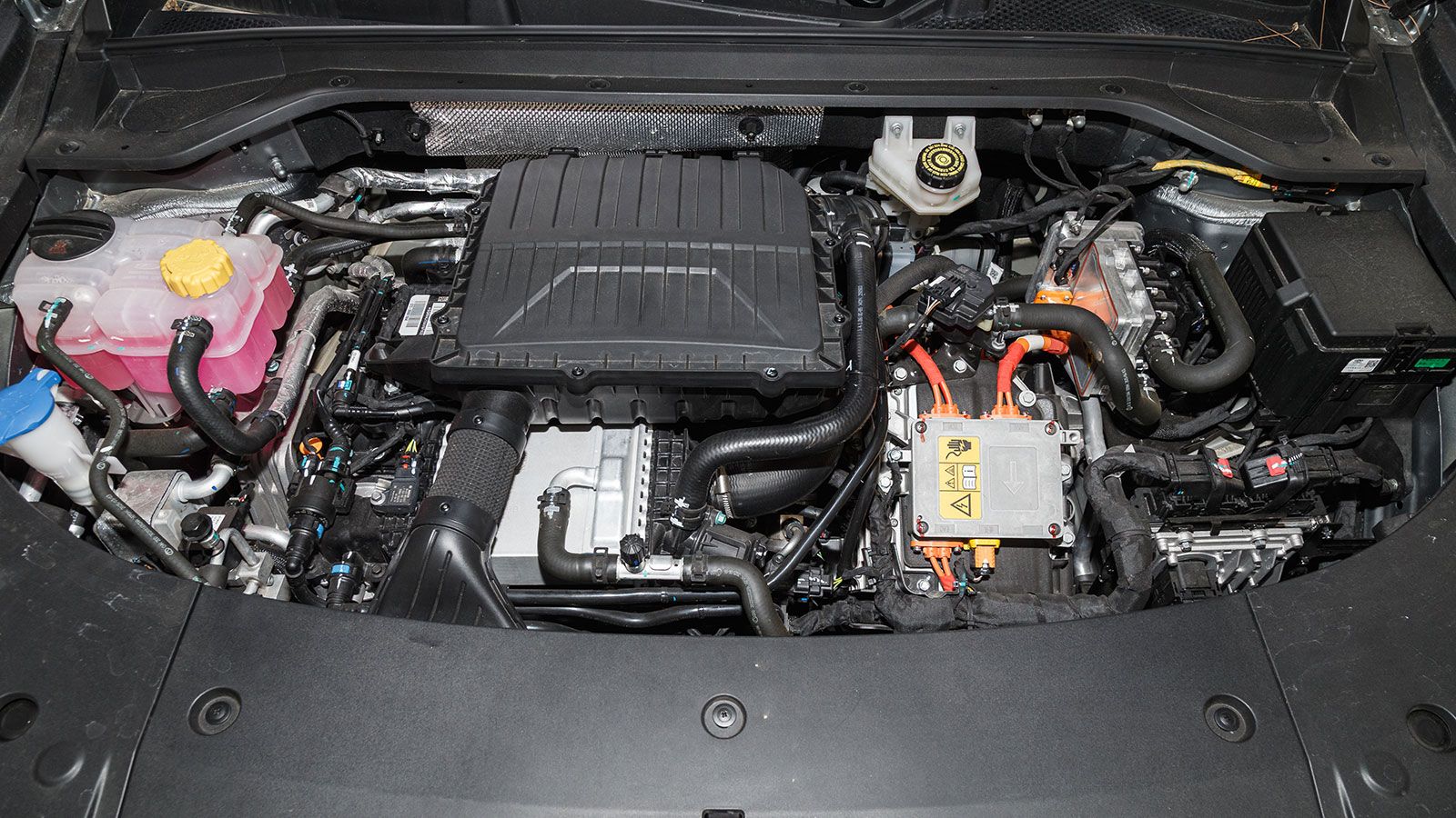 Το Super Hybrid System που χρησιμοποιεί το Omoda 9 είναι ένα από τα πιο αποδοτικά και ισχυρά σύνολα, συνδυάζοντας έναν βενζινοκινητήρα με τρεις ηλεκτρ