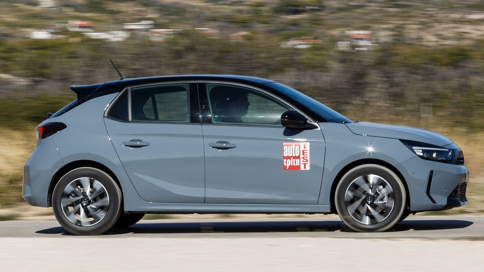 Ο 1.200άρης turbo βενζινοκινητήρας του Corsa των 100 ίππων είναι αρκετά ελαστικός και συνεργάζεται σωστά με το εξάρι χειροκίνητο κιβώτιο, με αποτέλεσμ