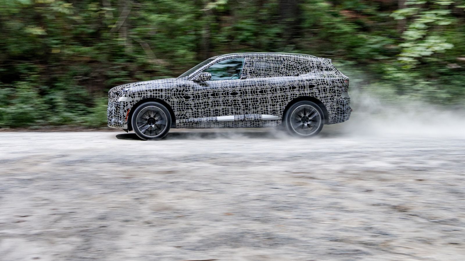  Η iX5 60 xDrive εφοδιάζεται με μπαταρία ωφέλιμης χωρητικότητας 141 kWh, η οποία είναι η μεγαλύτερη που έχει τοποθετηθεί ποτέ σε ηλεκτρικό μοντέλο της