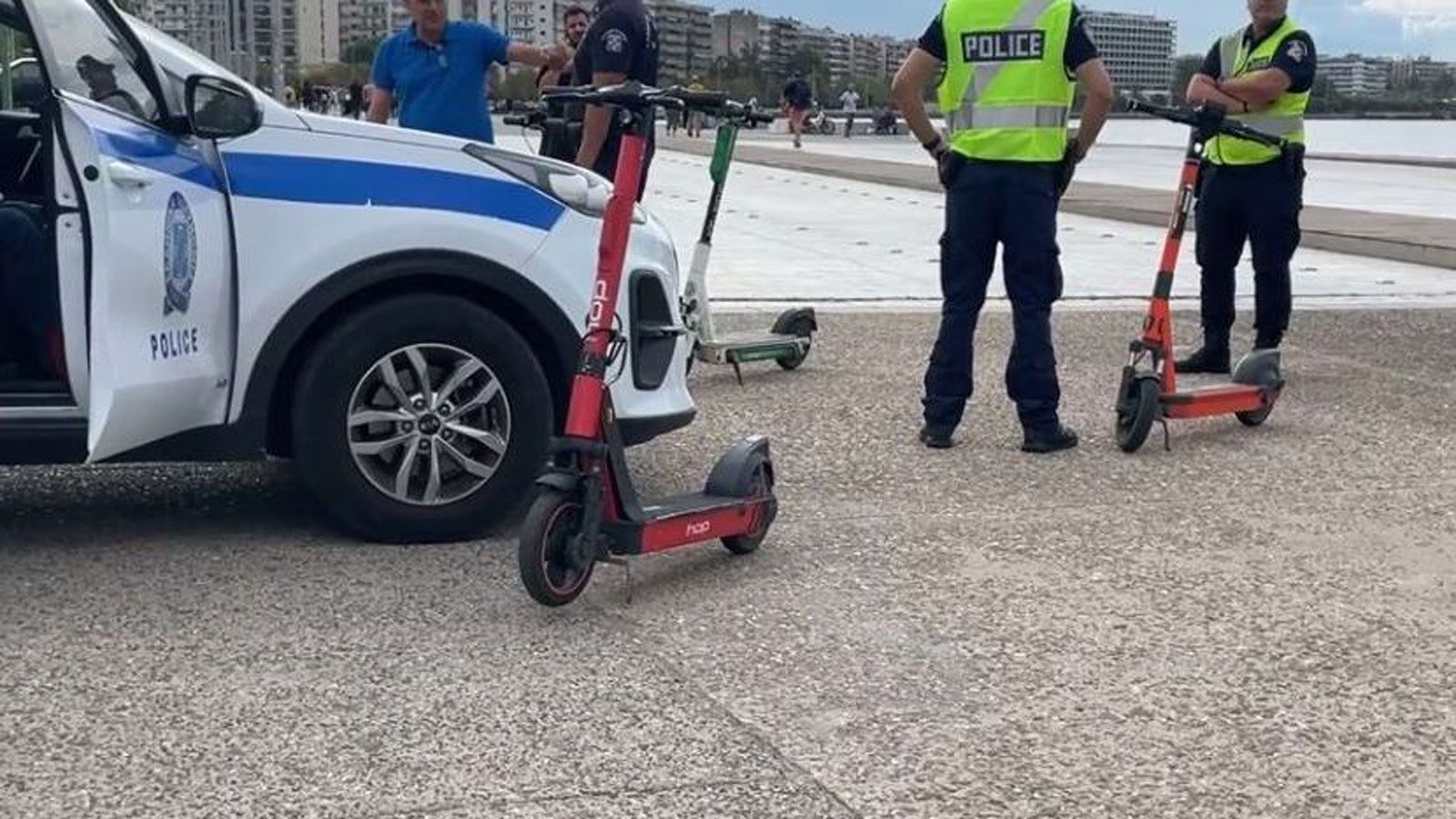 Οι δήμοι καλούνται να λάβουν άμεσα μέτρα για τη χωροθέτηση συγκεκριμένων σημείων στάθμευσης. Παράλληλα, εξετάζεται η μείωση του αριθμού των αδειών κυκ