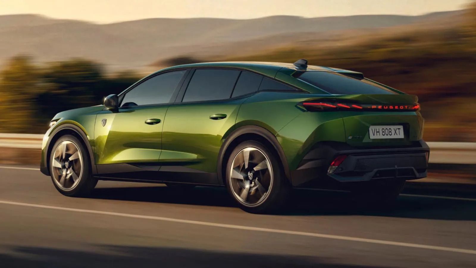 Το γαλλικό fastback, που κατάφερε να επαναπροσδιορίσει την έννοια του οικογενειακού αυτοκινήτου με τη μοναδική του σιλουέτα, επιστρέφει «φρεσκαρισμένο