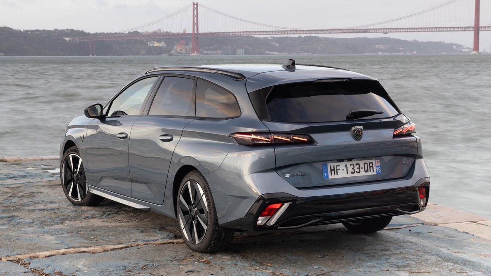 Το ανανεωμένο Peugeot 308 SW έχει όλες τις αισθητικές και μηχανικές αναβαθμίσεις του χάτσμπακ, προσφέροντας όμως αυξημένη πρακτικότητα χάρη στο σύστημ