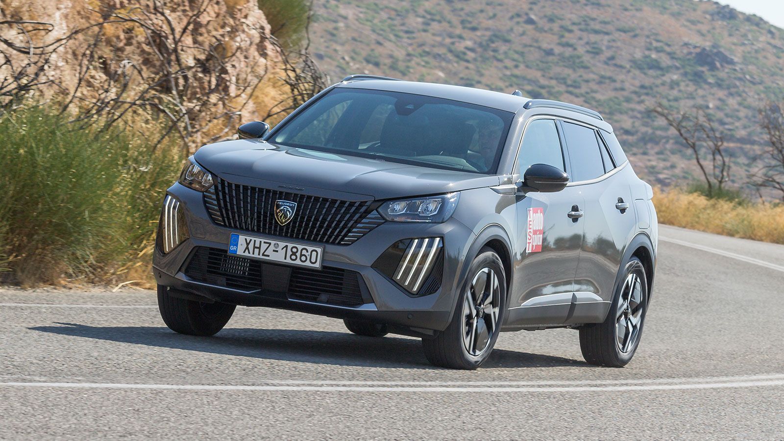 Το Peugeot 2008 είναι διαθέσιμο με κινητήρες βενζίνης, ήπια υβριδικά σύνολα και διαθέτει και αμιγώς ηλεκτρικές εκδόσεις. Προσφέρει έτσι και πολλές αλλ