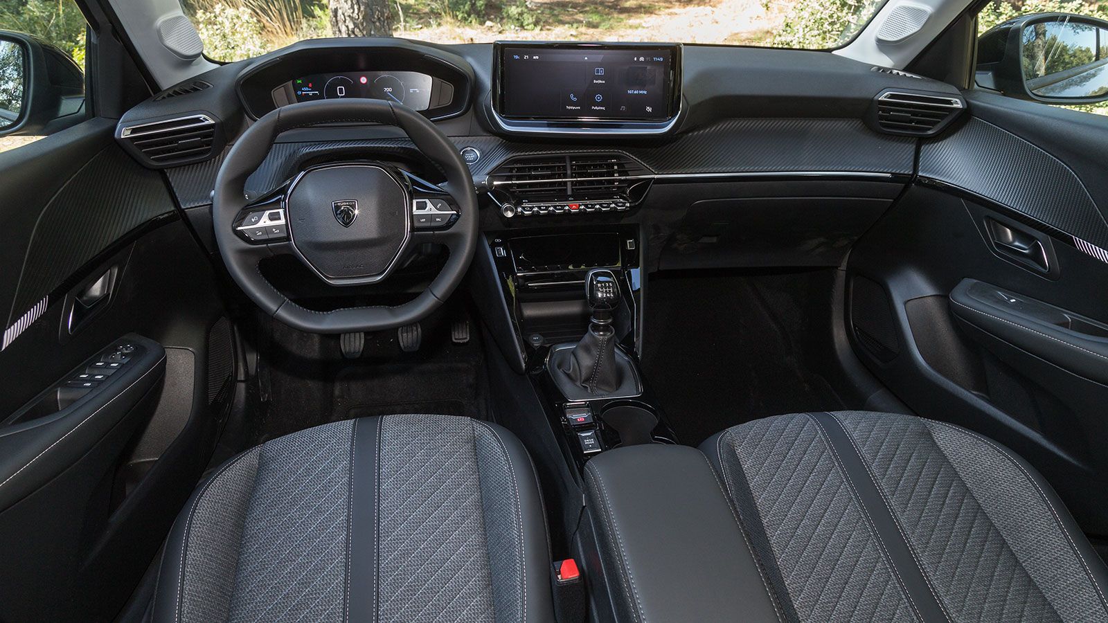 Τα Peugeot 208 και 2008 μοιράζονται τη φιλοσοφία Peugeot i-Cockpit στο εσωτερικό τους και ξεχωρίζουν για τα ποιοτικά υλικά και το προσεγμένο φινίρισμα