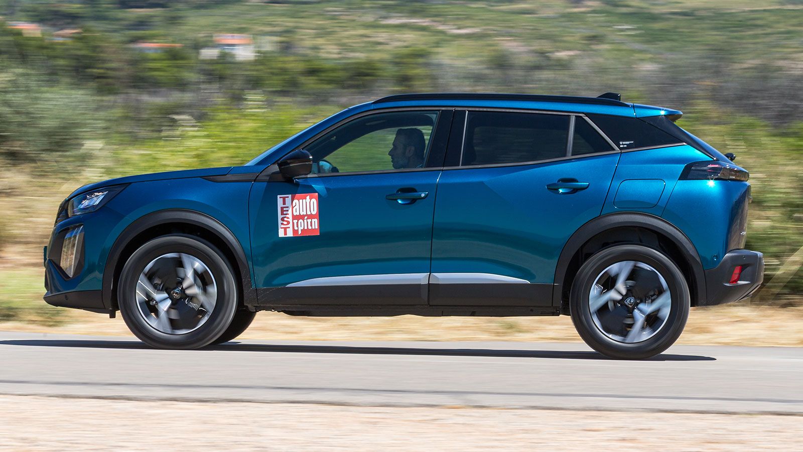 Το Peugeot 2008 κερδίζει σε οικογενειακή πρακτικότητα, με περισσότερο χώρο για τους πίσω επιβάτες και πορτ-μπαγκάζ 434 λίτρων. 