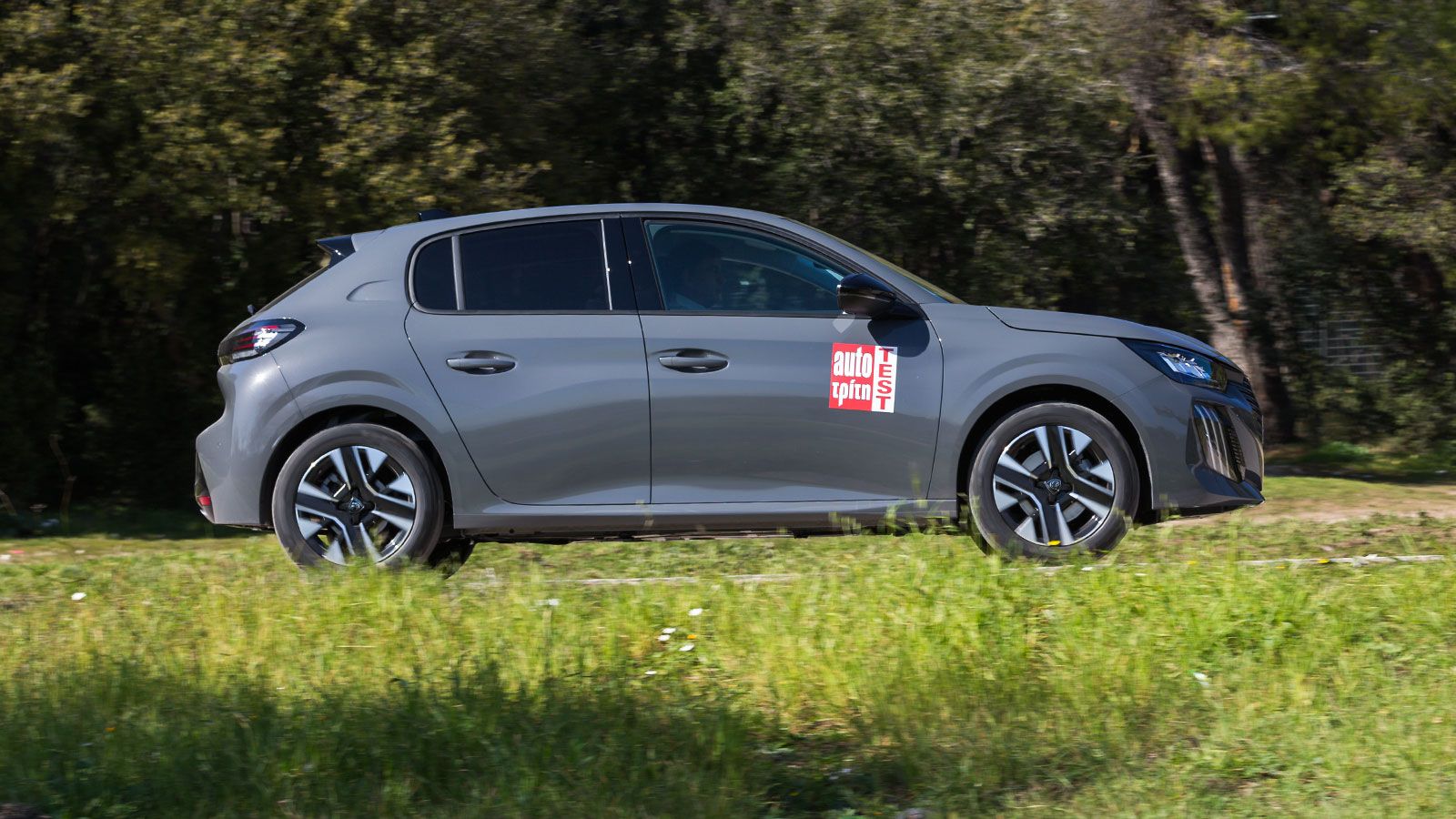 Με μήκος 4,06 μ., το Peugeot 208 είναι 24 πόντους μικρότερο από το 2008 και πιο εύχρηστο στην καθημερινή κίνηση και το παρκάρισμα. 