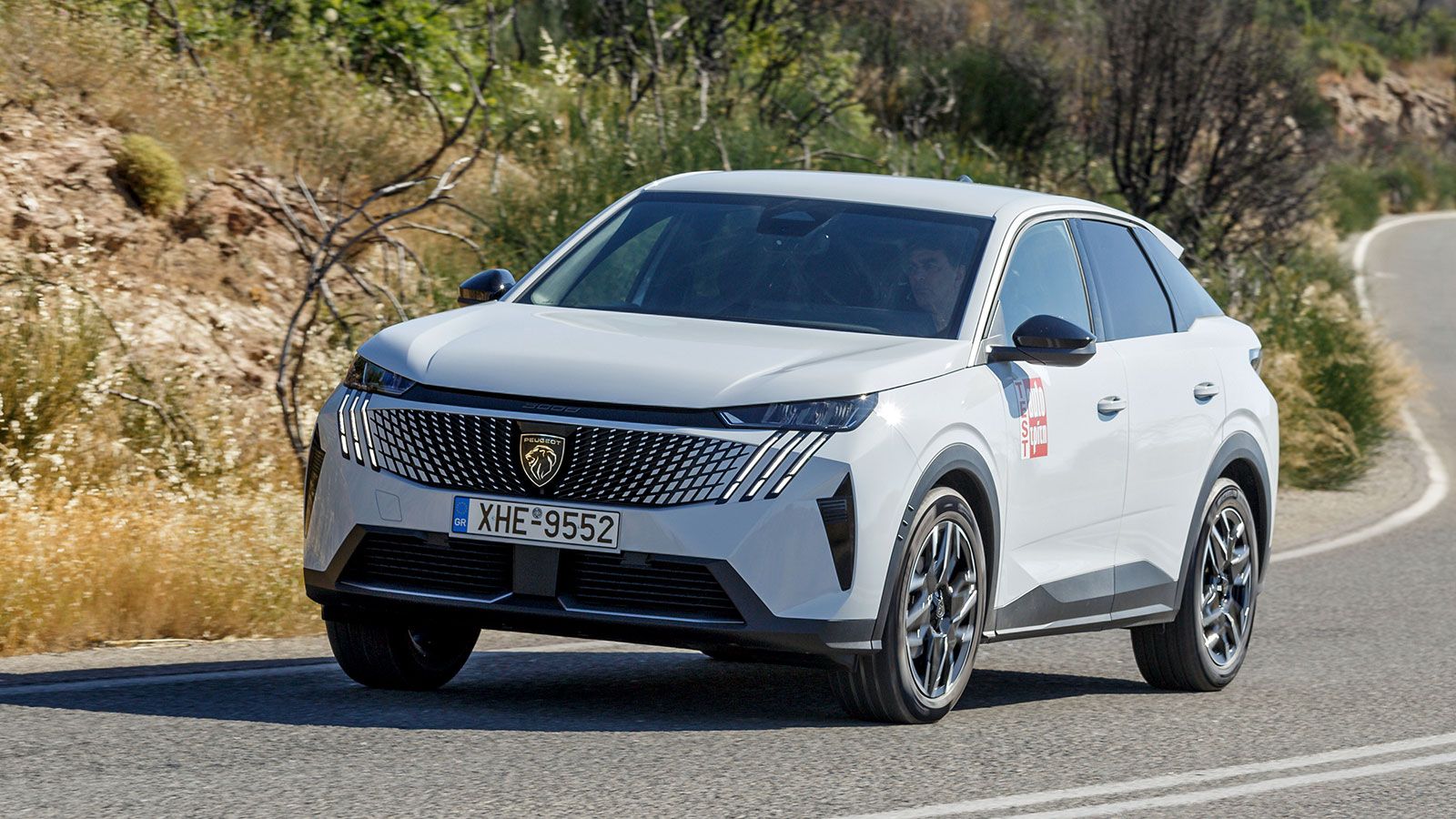 
Η μεγάλη μπαταρία των 21 kWh εξασφαλίζει στο Peugeot 3008 Plug-in Hybrid έως και 100 χλμ. ηλεκτρικής αυτονομίας στην πόλη.
