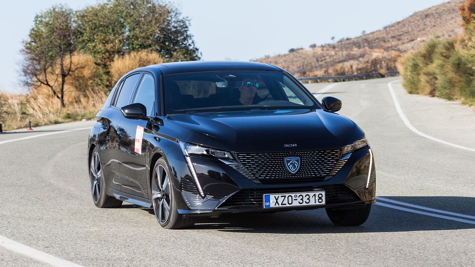 Το Peugeot 308 Plug-in Hybrid, με 195 ίππους και αυτονομία έως 85 χλμ., συνδυάζει επιδόσεις και χαμηλή κατανάλωση.
