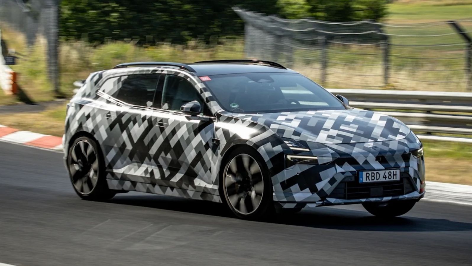 Νέο Polestar 4: Έρχεται στις 2 Σεπτεμβρίου – με σχεδιασμό που διχάζει