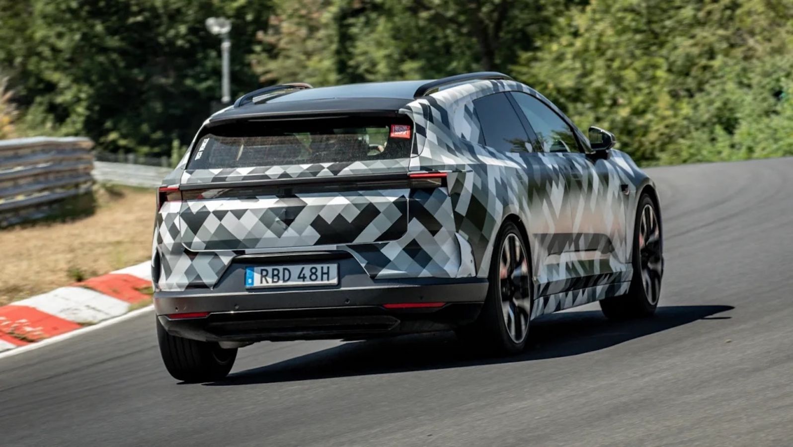 Νέο Polestar 4: Έρχεται στις 2 Σεπτεμβρίου – με σχεδιασμό που διχάζει