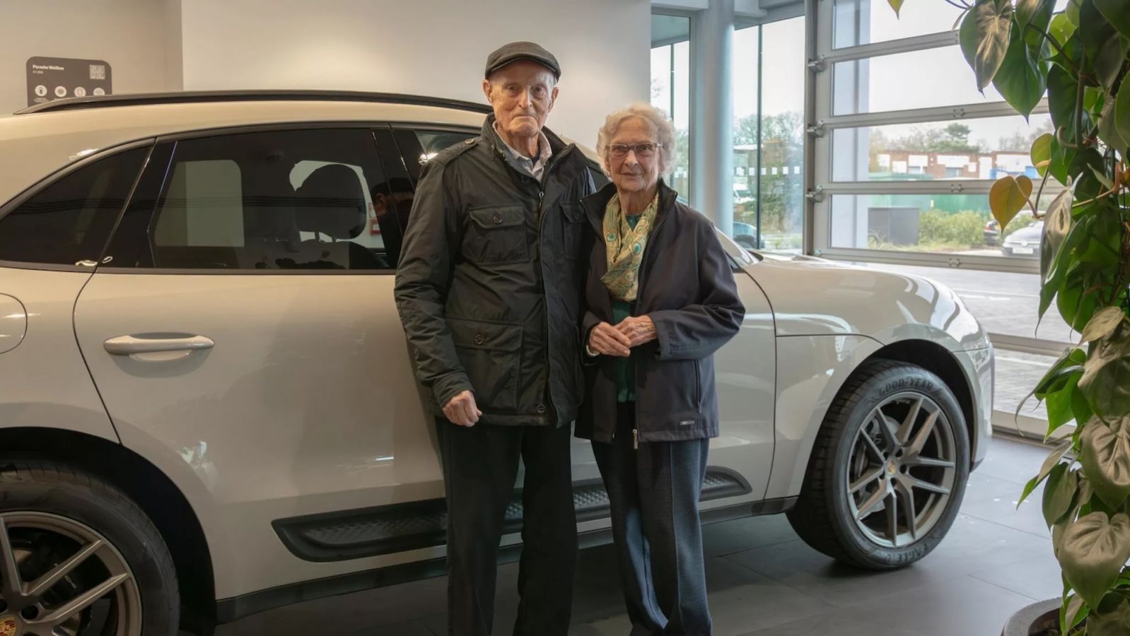 92χρονος αγόρασε την πρώτη του Porsche και σχεδιάζει ήδη την επόμενη!
