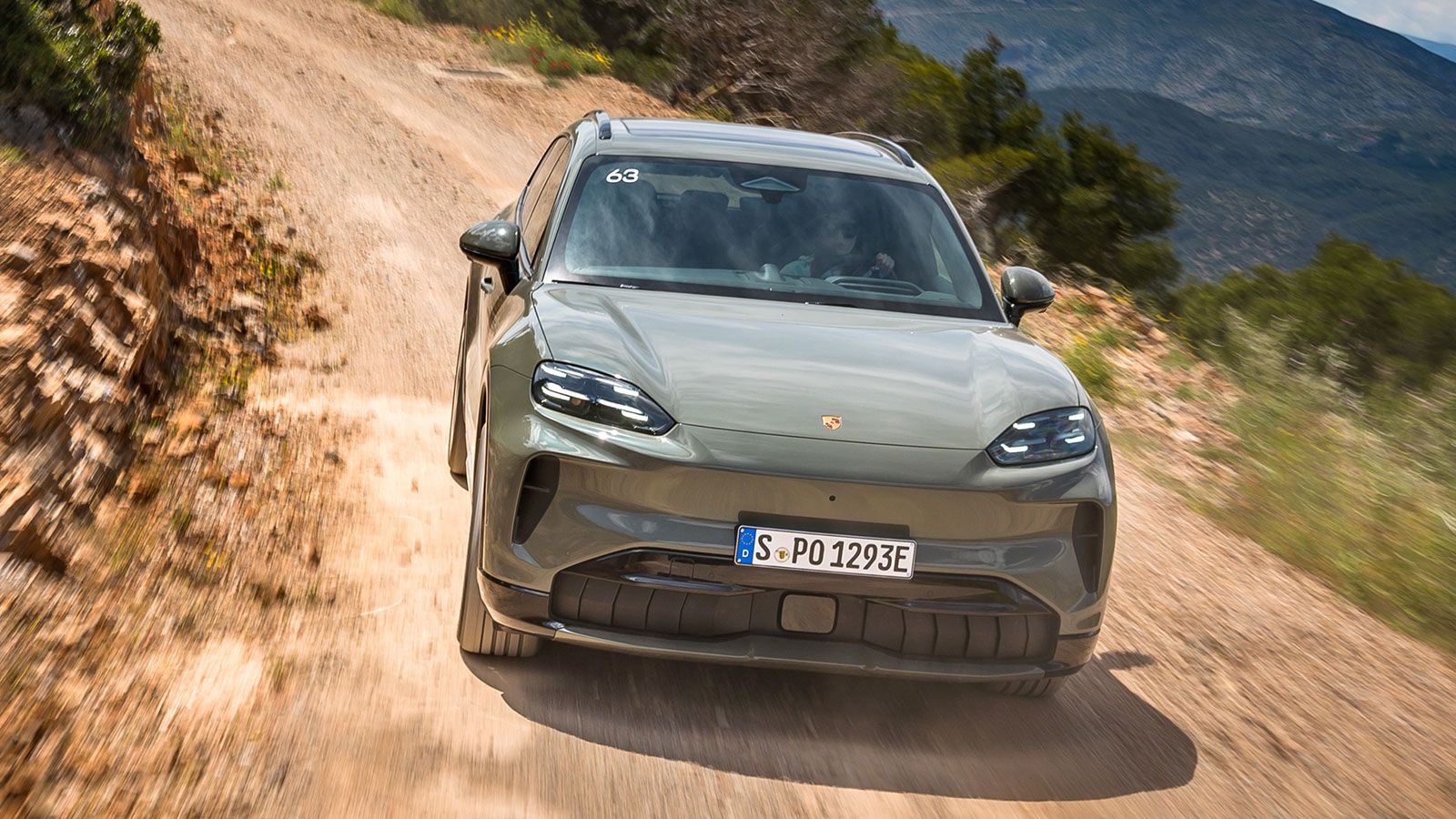 Η μπαταρία των 113 kWh προσφέρει αυτονομία που φτάνει έως και τα 642 χλμ. (WLTP), ενώ εντύπωση προκαλεί και το προηγμένο σύστημα ανάκτησης ενέργειας, 