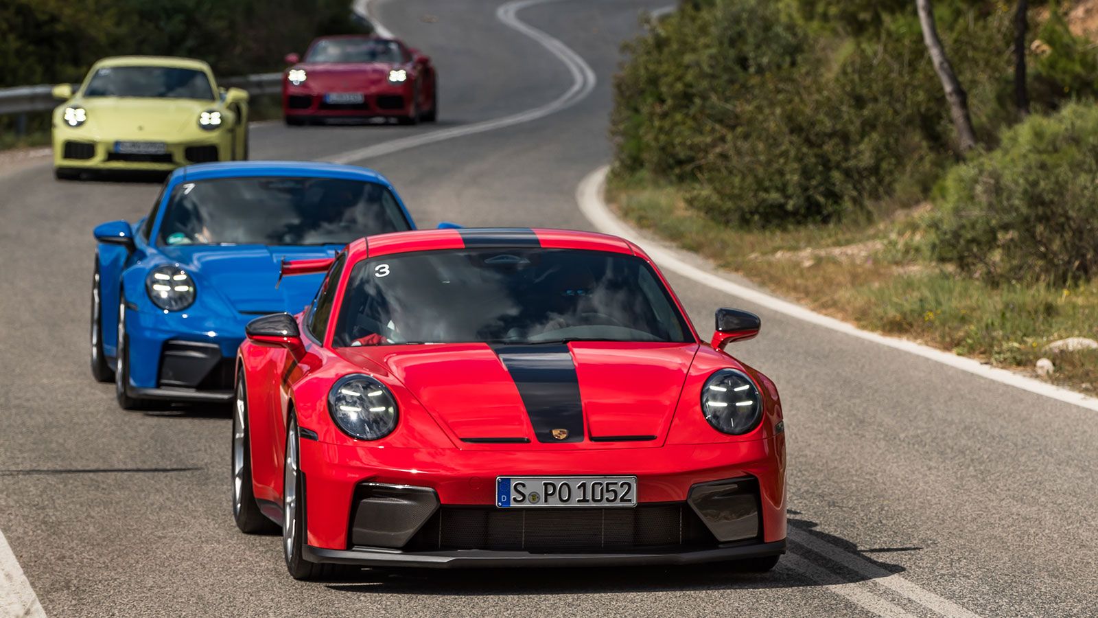 Στην 911 GT3 το κλίμα είναι πολεμικό και ωμό. Μπάκετ, roll bars και έναw ατμοσφαιρικό 4λιτρος κινητήρα που στέλνει 510 άλογα στους πίσω τροχούς, γνωρί