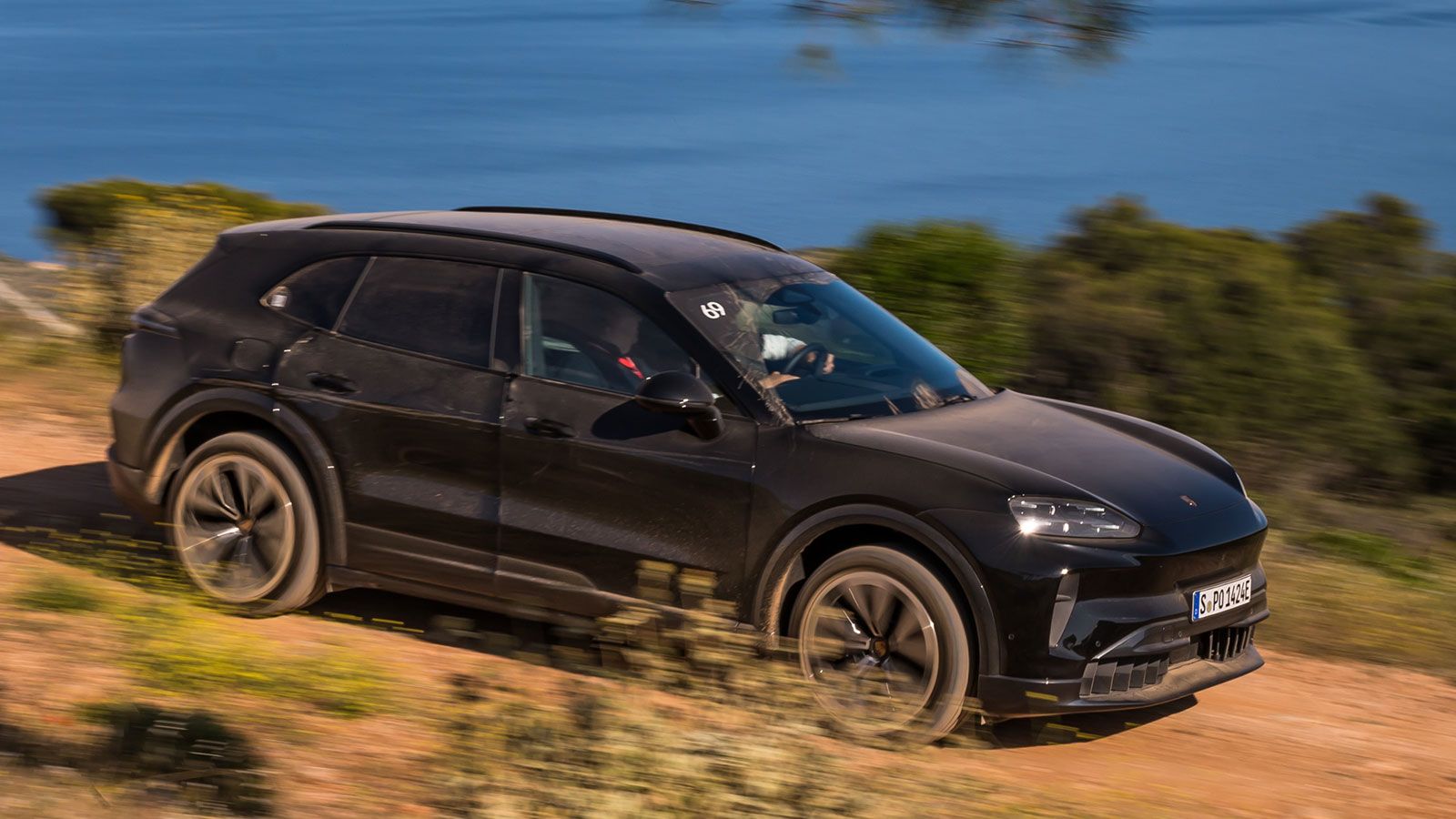 Η κορυφαία Porsche Cayenne Turbo Electric έχει ισχύ έως και 1.156 άλογα, επιταχύνοντας από 0-100 χλμ./ώρα σε 2,5 δευτερόλεπτα.