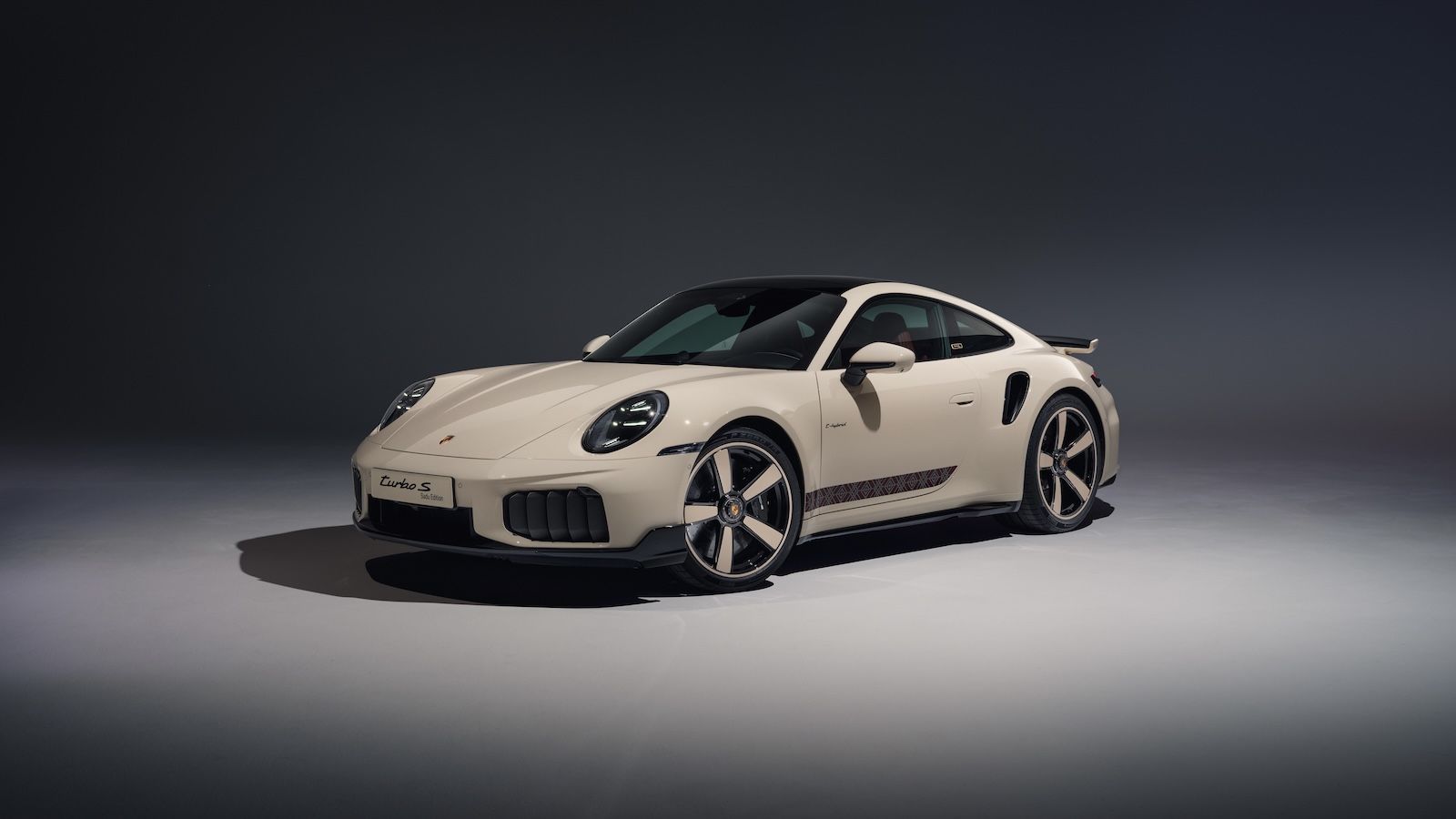 Η Porsche 911 Turbo S Sadu Edition σε χρώμα Cremewhite με τις ειδικές δίχρωμες ζάντες.

