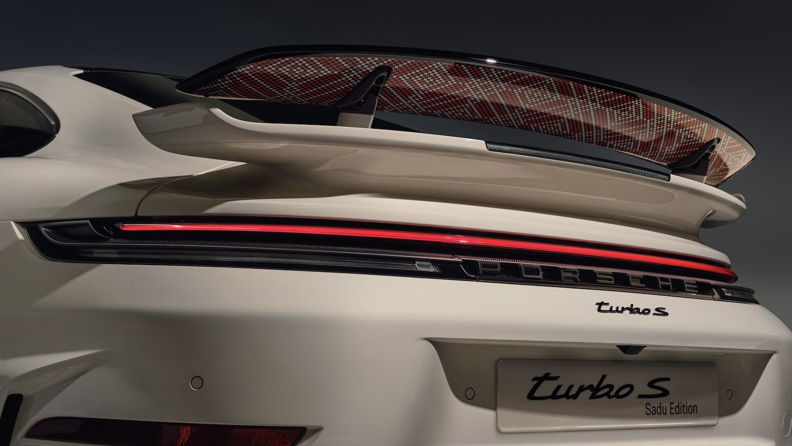 Porsche 911 Turbo S Sadu Edition: Συλλεκτική έκδοση που τιμά την παράδοση του Κουβέιτ