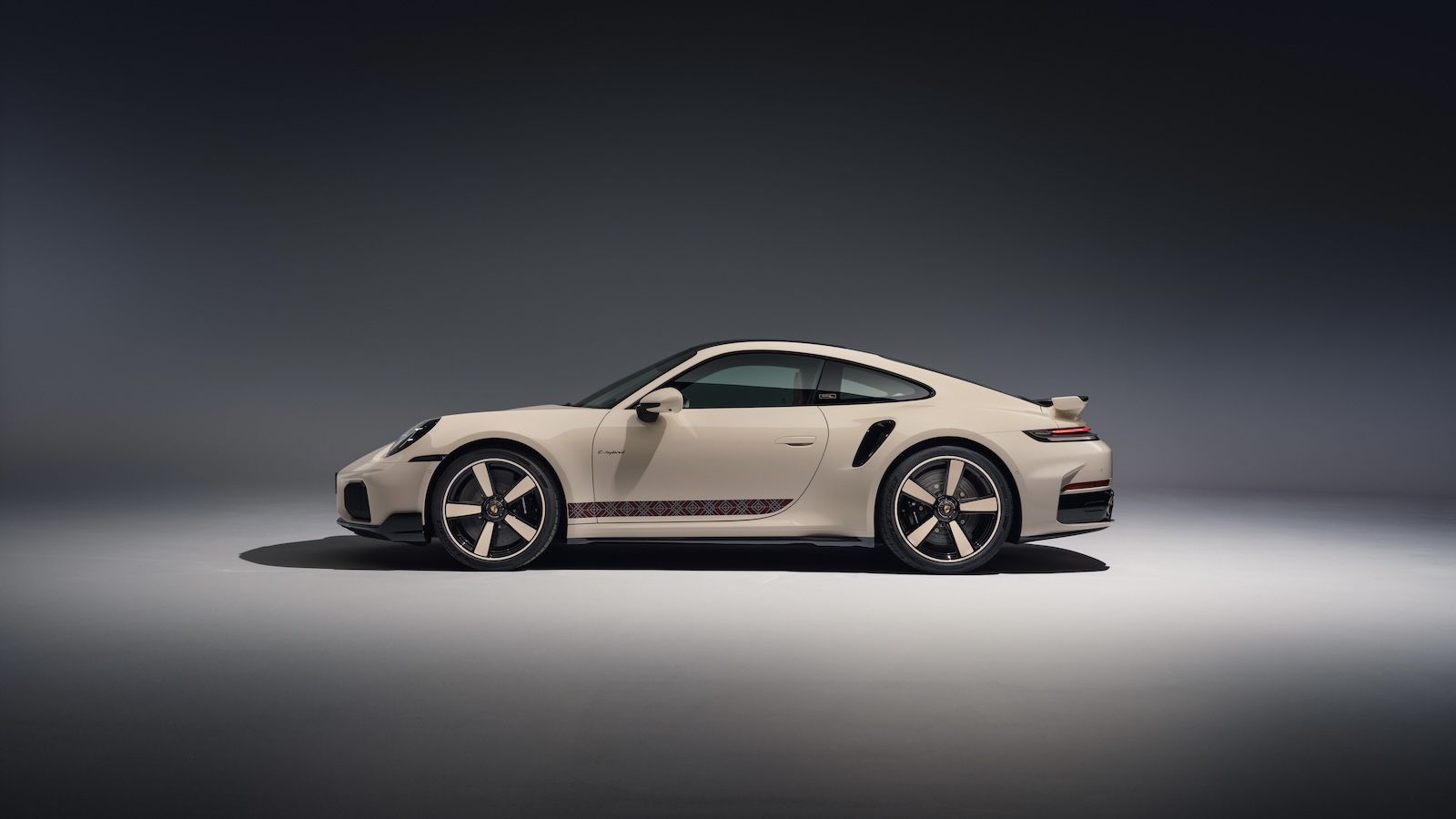 Porsche 911 Turbo S Sadu Edition: Συλλεκτική έκδοση που τιμά την παράδοση του Κουβέιτ