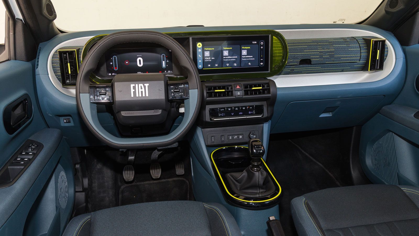 Μοντέρνα σχεδίαση θα δούμε στην καμπίνα του Fiat Grande Panda. Στάνταρ υπάρχει ψηφιακός πίνακας οργάνων 10 ιντσών, με την έκδοση Icon να συνοδεύεται α