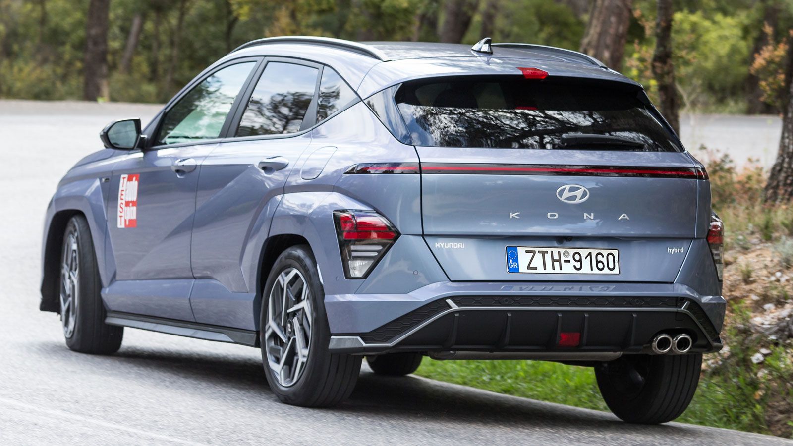 Στο δρόμο το Hyundai Kona προβάλλει έναν ισορροπημένο και φιλικό χαρακτήρα, ξεχωρίζοντας για την ευκολία οδήγησης και την ασφάλεια που προσφέρει.