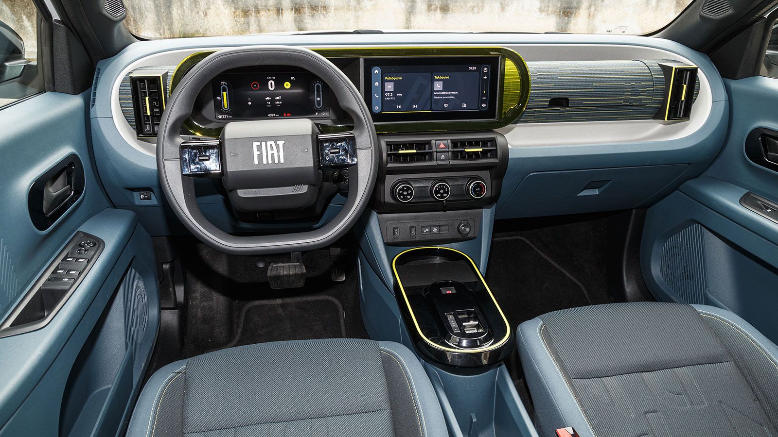 Το Fiat Grande Panda είναι νεανικό και όμορφο αισθητικά στο εσωτερικό του, με μία σύγχρονη σχεδιαστικά και παιχνιδιάρικη καμπίνα με έντονα χρώματα και