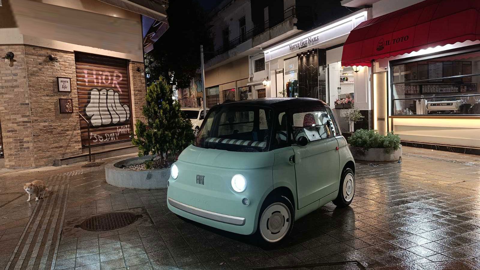 Τo Topolino είναι ιδανικό για μετακινήσεις σε σοκάκια και παραδοσιακούς οικισμούς (π.χ. Κυκλάδες), όπου ένα κανονικό αυτοκίνητο δεν χωράει ή απαγορεύε